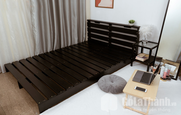 giường pallet màu nâu đất đen