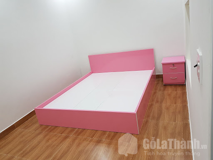 giường nhựa màu hồng