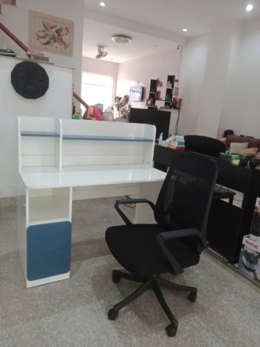 Bàn học tiện lợi bằng gỗ có kệ sách GHT-4303 photo review